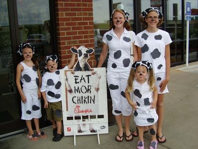 Cow Appreciation Day" Draws Cow-Themed Crowds To Chick-Fil-A ...