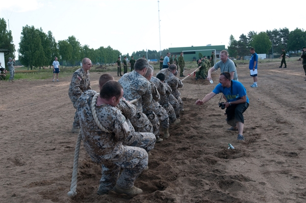File:Latvian and Lithuanian soldiers compete in tug of war during ...