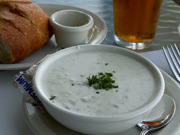 anyone know a simple easy seafood clam chowder recipe?
