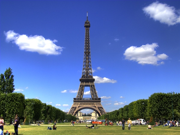 Approximately how many people visit the Eiffel Tower every day?